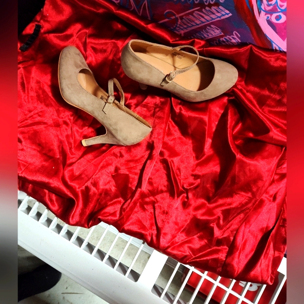Bella Marie taupe suede Mary Jane heels size 6
